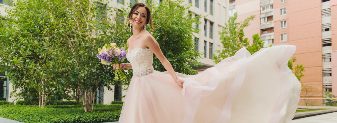Платье невесты: самая модная палитра лета 2023