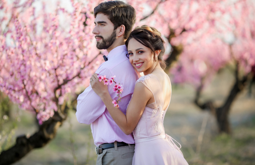 жених и невеста, весенняя свадьба, вишневый цвет, объятия