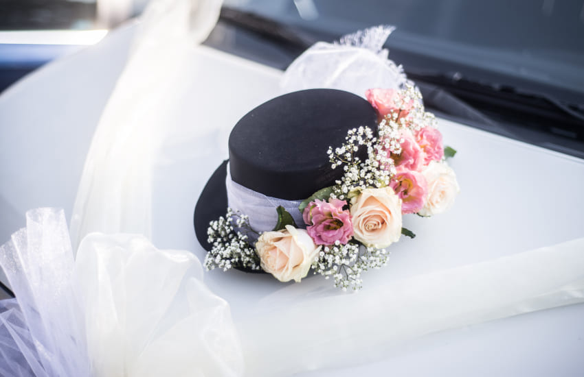 свадебная машина, шляпа. ленты, украшение свадебной машины