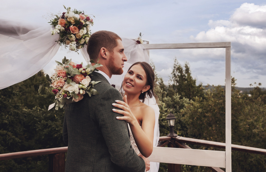 жених и невеста, свадьба, цветы, выездная церемония