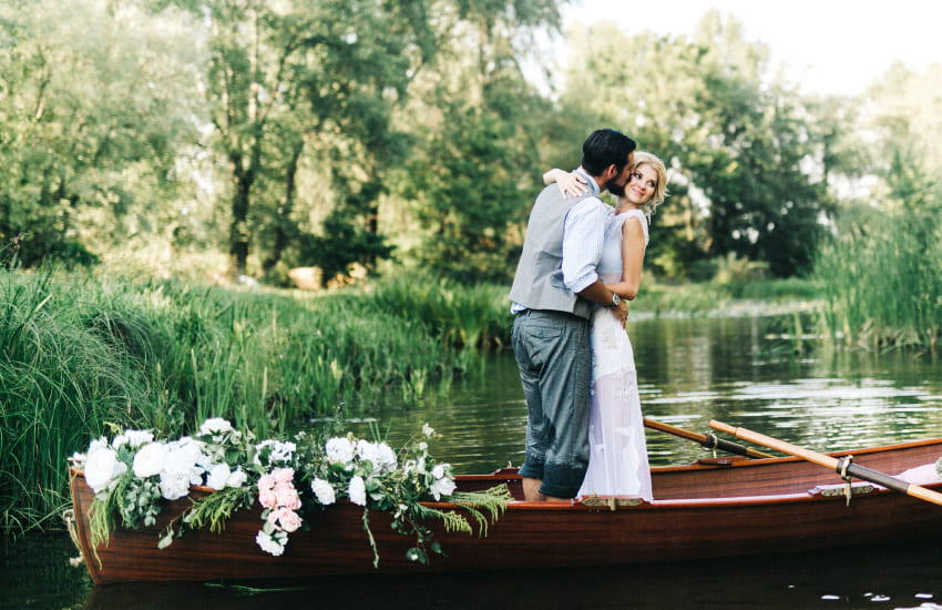 жених и невеста, лодка с цветами, поцелуй