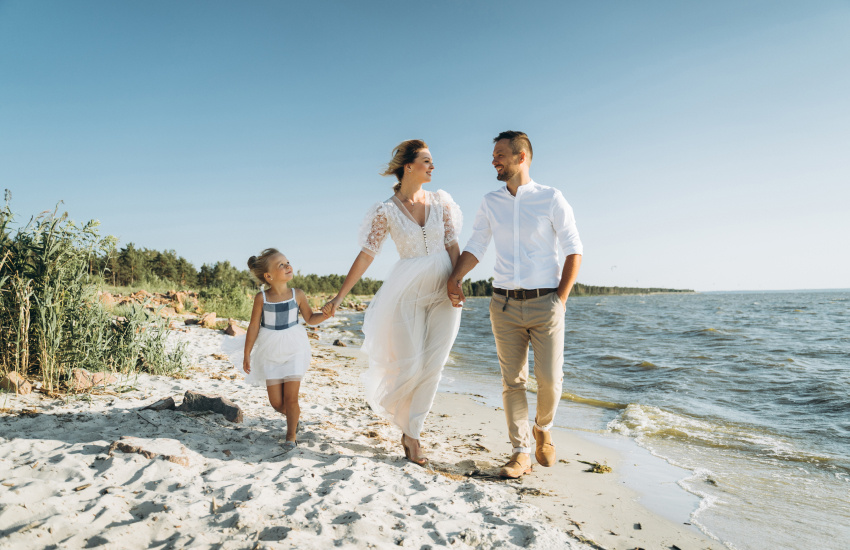 жених и невеста с ребенком, свадьба, пляж