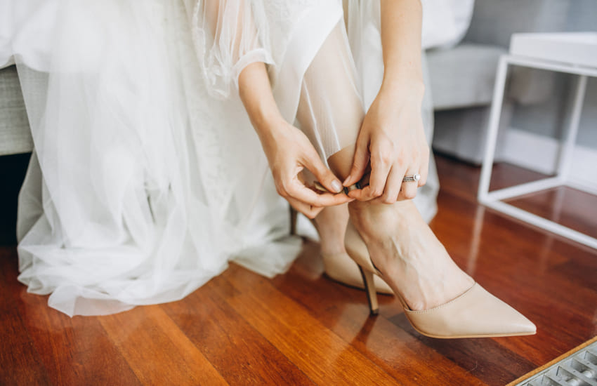 невеста, туфли невесты, свадебное платье