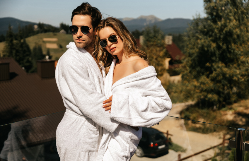 супружеская пара, махровые халаты, солнцезащитные очки