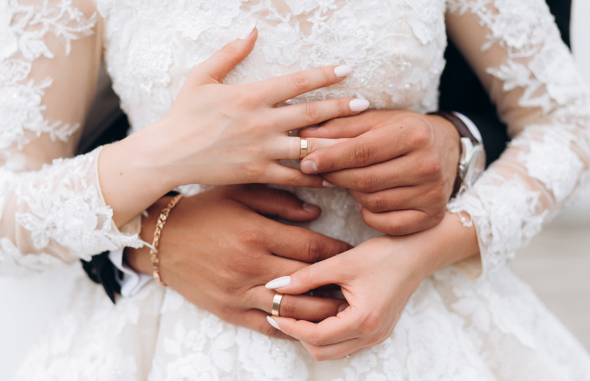 жених и невеста, свадьба, кольцо на пальце, белый маникюр