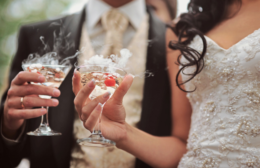 жених и невеста, свадьба, дымящиеся коктейли