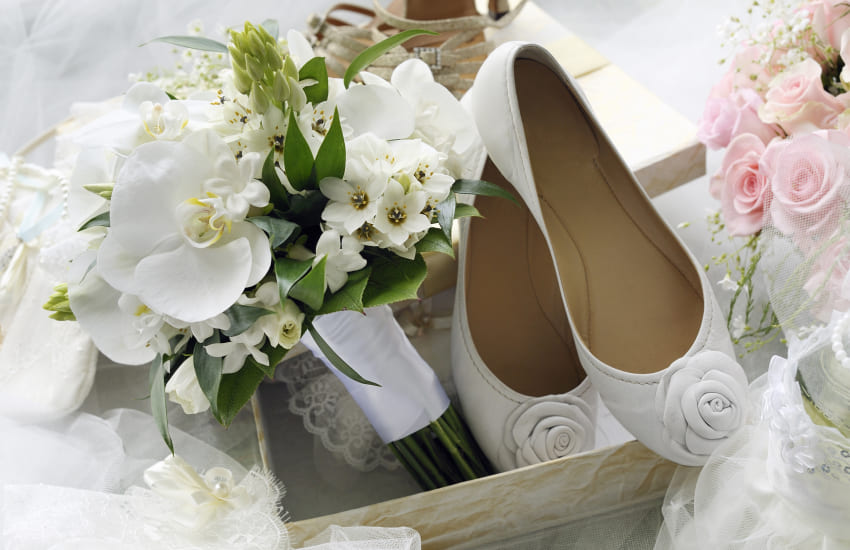 свадебные туфли, белые цветы