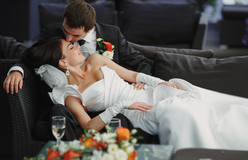 жених и невеста, свадьба глэм, черный диван