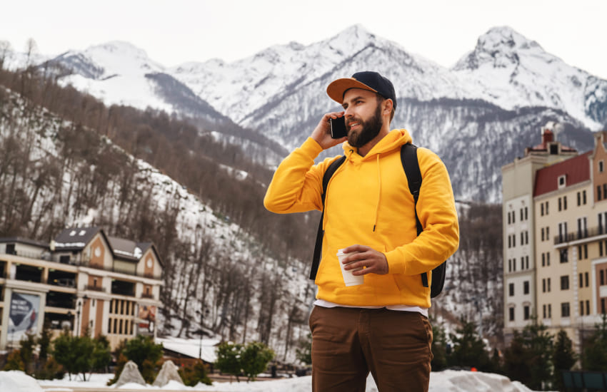 парень с телефоном, горы, лыжный курорт