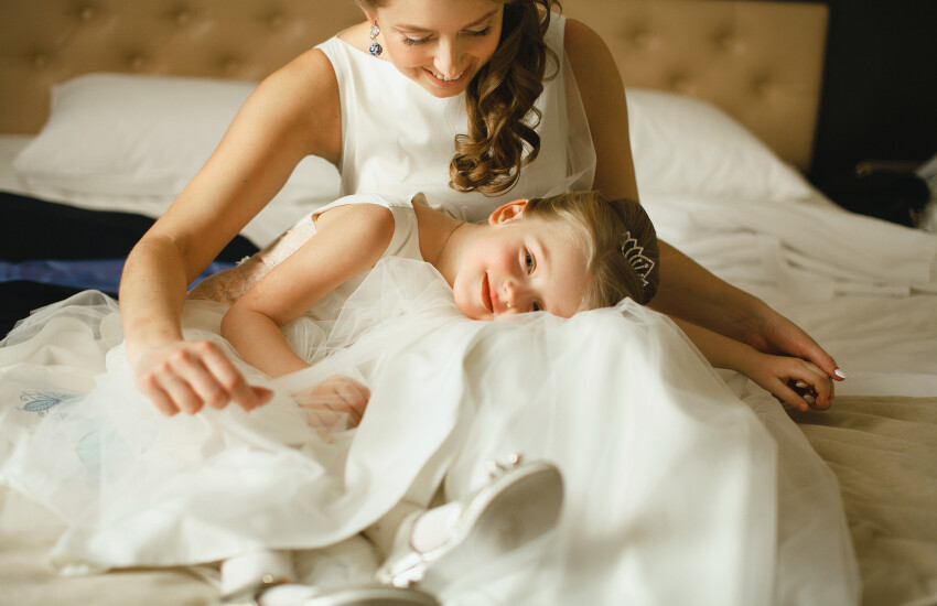 невеста, девочка-цветочница, свадьба