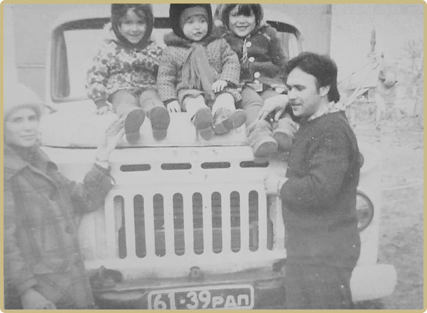 семья СССР, родители с детьми, машина