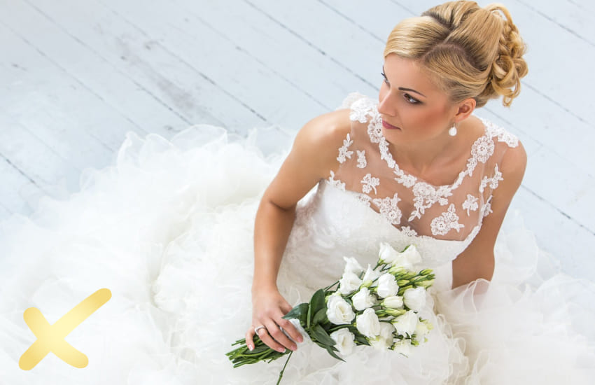 невеста, букет невесты, устарелое платье