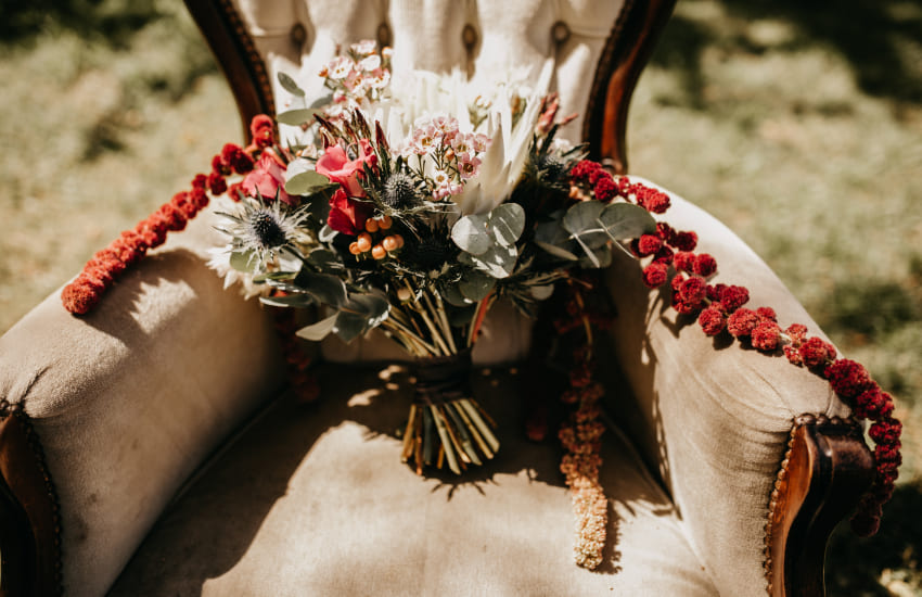 кресло, букет, полевые цветы