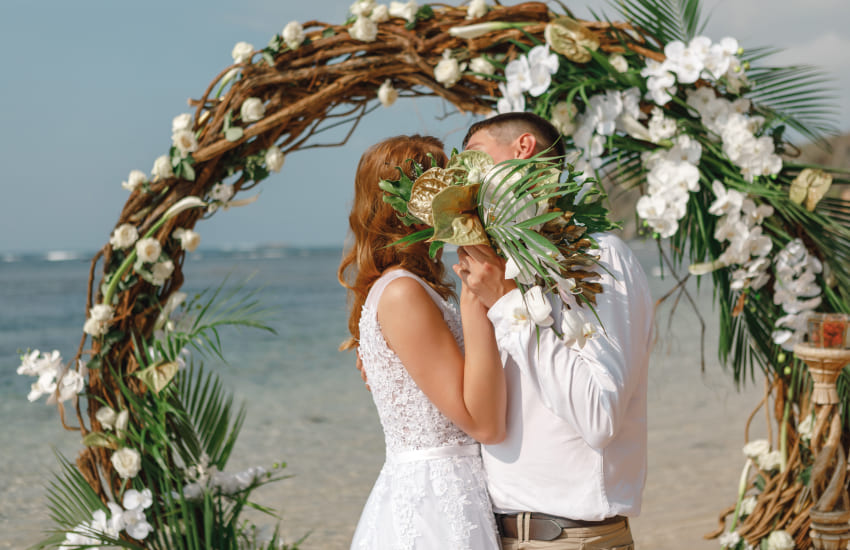 тропическая свадьба, свадебная арка, море