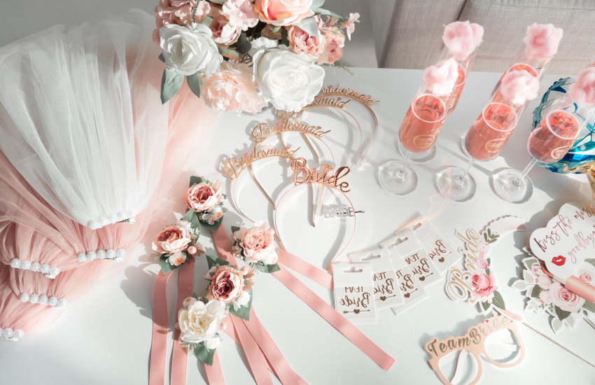 свадебный стол, цветы, открытки