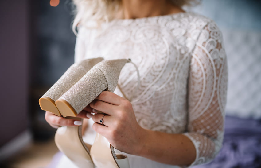невеста, туфли с блестками, кружевное платье