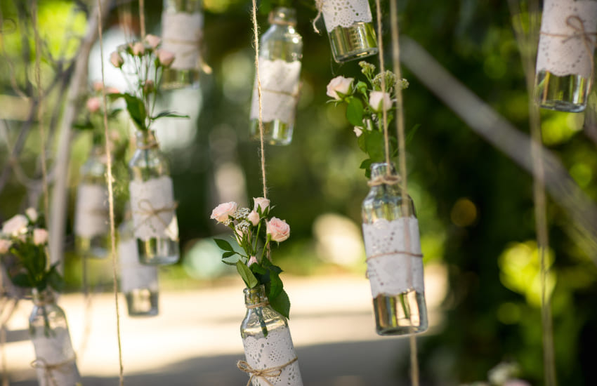 свадьба, бутылочки с розами, свадебный декор