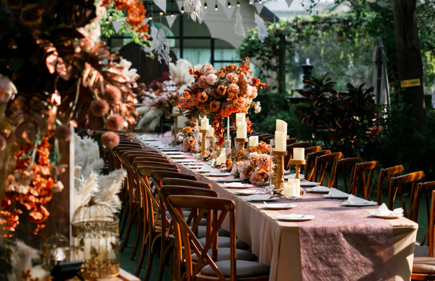 свадебный стол, цветы, свечи