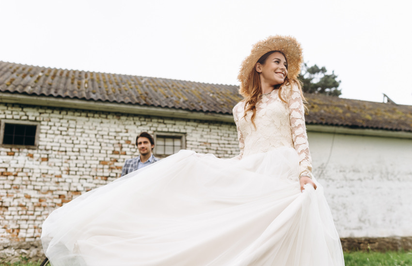 жених и невеста, сарай, белое платье, клетчатый пиджак