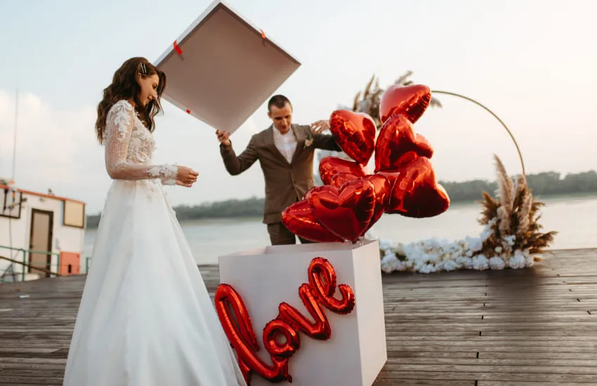 жених и невеста, коробка, воздушные шары