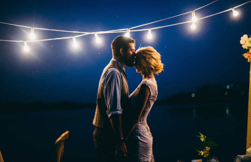 жених и невеста, небесная свадьба, гирлянда с лампочками