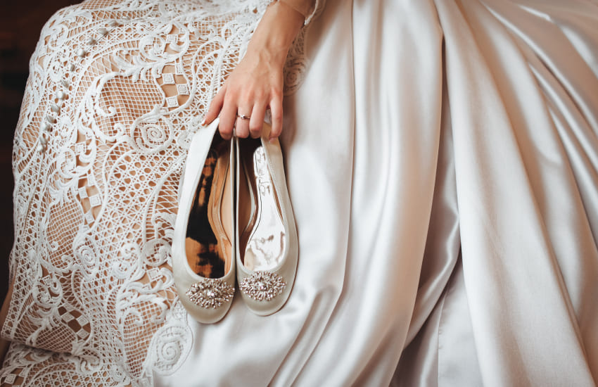 невеста, белые туфли