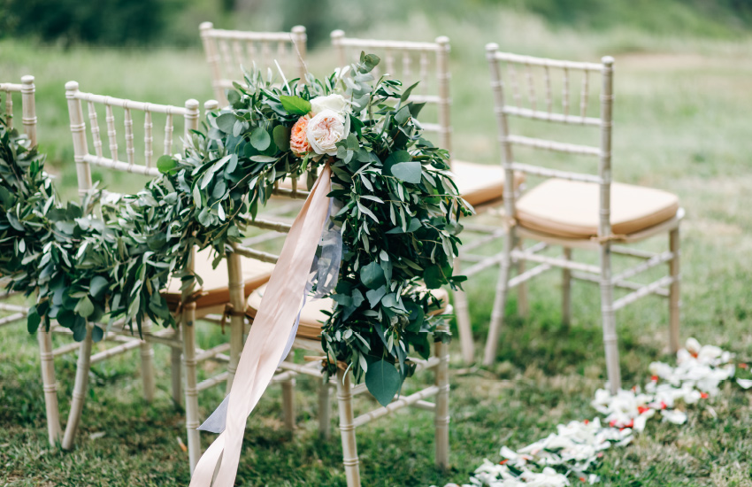 свадьба, свадьба гринери, свадебный декор, стулья для гостей