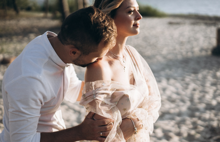 жених и невеста, пляж, поцелуй