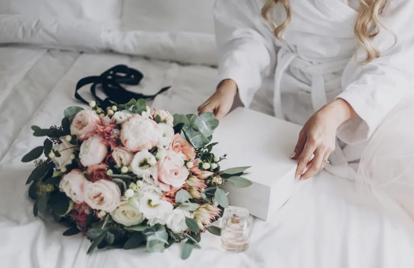 кровать, женщина в халате, букет цветов