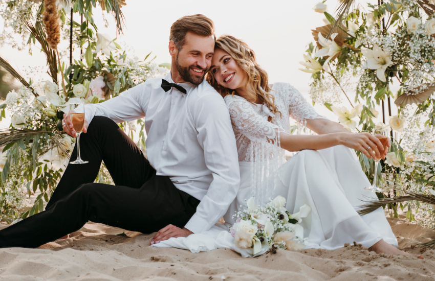 жених и невеста, выездная церемония, пляж, шампанское