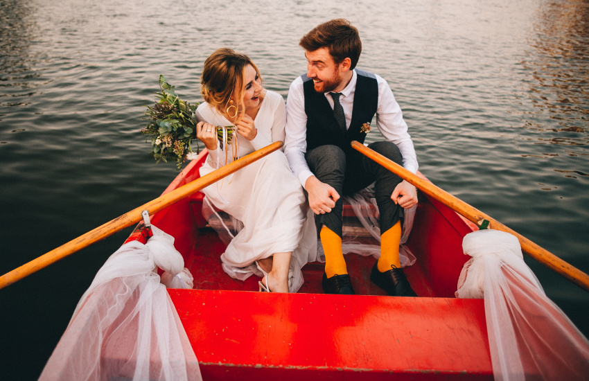 жених и невеста, лодка, озеро, букет невесты