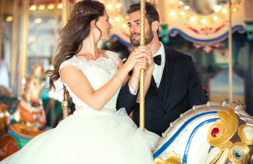 жених и невеста, развлечения на свадьбе, карусель