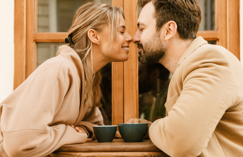 влюбленная пара, столик в кафе, кофе, поцелуй