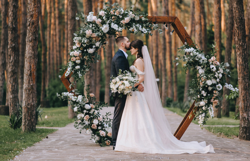 молодожены, свадебная арка, свадьба в лесу