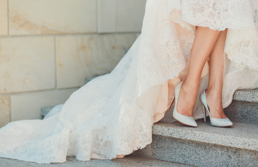 невеста, шлейф, белые туфли