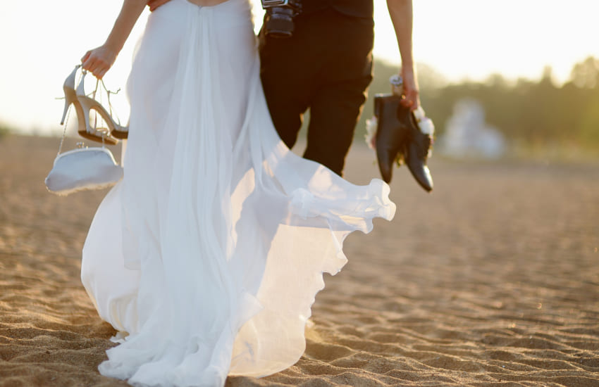 жених и невеста, пляжная свадьба, песок