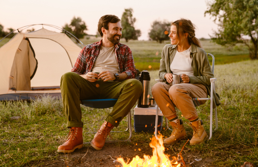 влюбленная пара, палатка, термос, чай