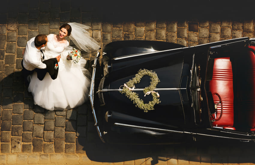 жених и невеста, свадебная машина, крашение свадебной машины