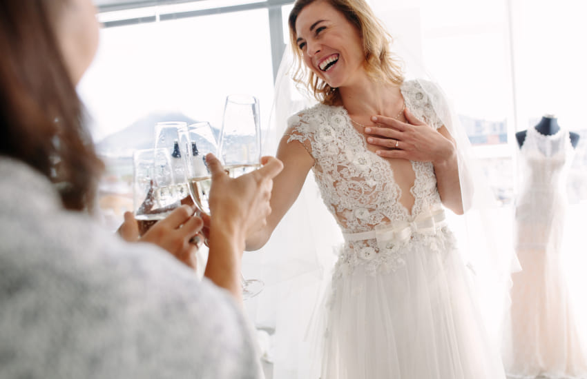 невеста, свадебный прием, шампанское