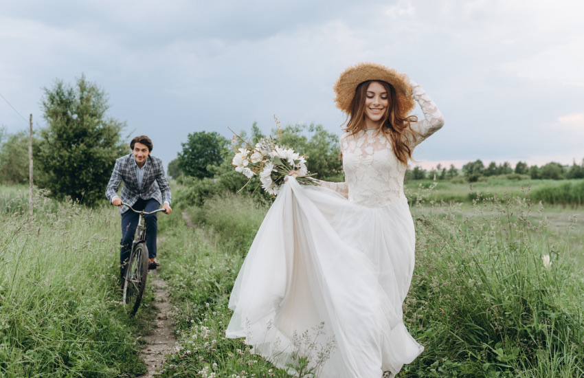 супружеская пара, поле, велосипед, соломенная шляпа