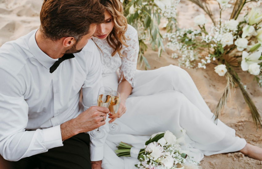 жених и невеста, свадьба на пляже, шампанское