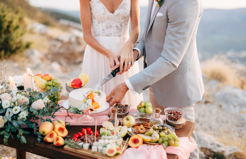свадьба, свадебный стол, разрезание торта
