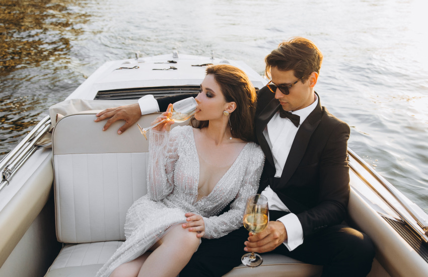 жених и невеста, шампанское, лодка