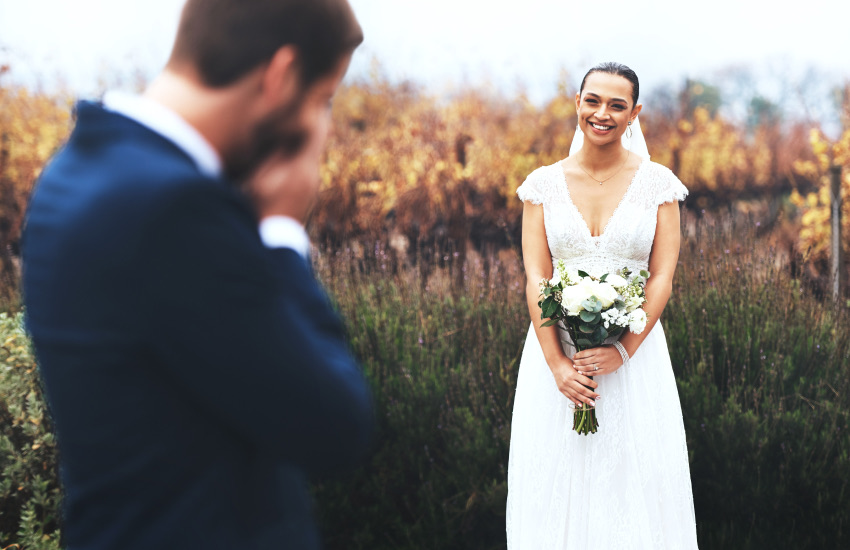 жених и невеста, свадебный букет, поле