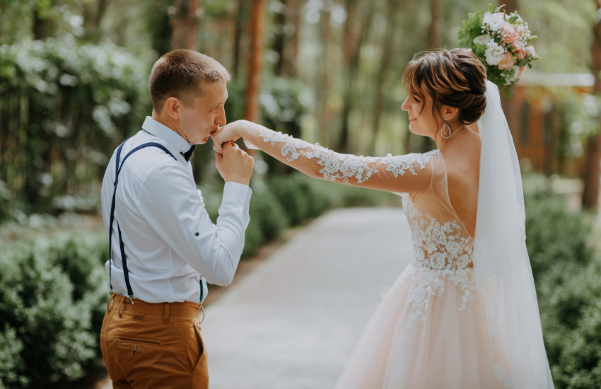 жених и невеста, целовать руки, весенняя свадьба