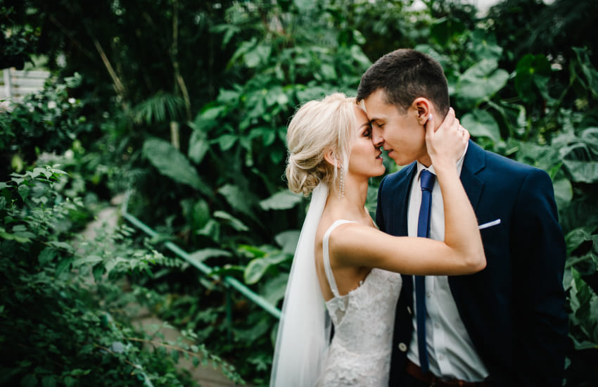 жених и невеста, свадьба в стиле ботаника, поцелуй
