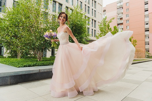 Платье невесты: самая модная палитра лета 2023