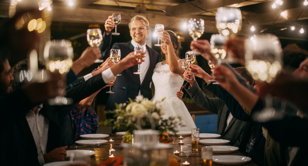 Тосты на свадьбе: правила и примеры