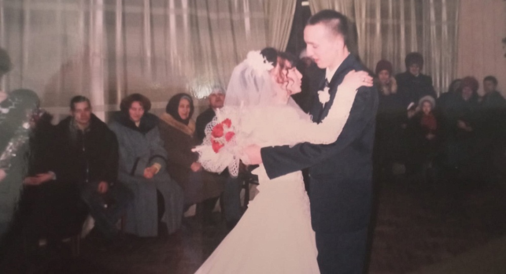 Свадебные истории: семейный фотоархив из 1990-х