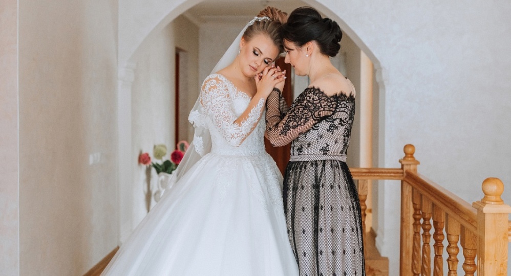 Платье для мамы: выбираем наряд для самого важного гостя